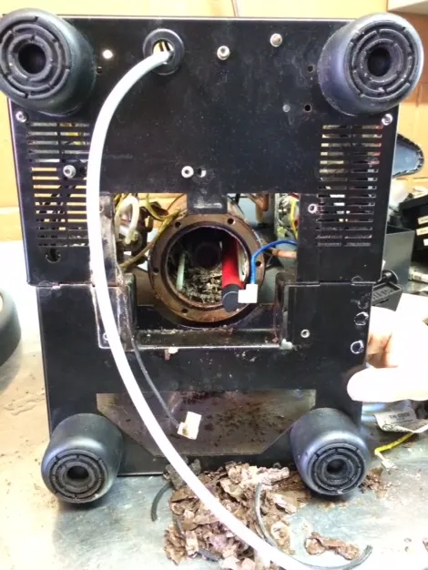 Coffee machine cleaning and scale maintenance
